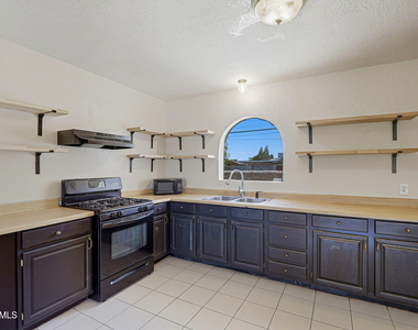 400 De Vargas Drive - Photo Thumbnail 5