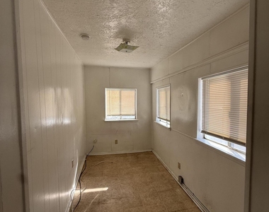 1526 Yandell Drive - Photo Thumbnail 3