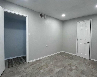 10216 Celedon Circle - Photo Thumbnail 13