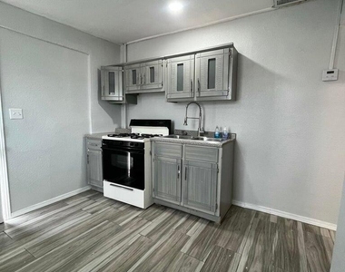 10216 Celedon Circle - Photo Thumbnail 7
