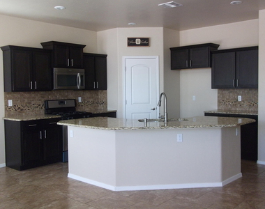 857 Blue Park Avenue - Photo Thumbnail 5