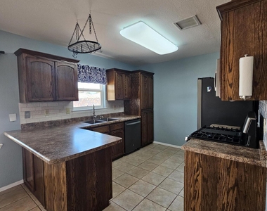 5644 Prince Edward Avenue - Photo Thumbnail 11