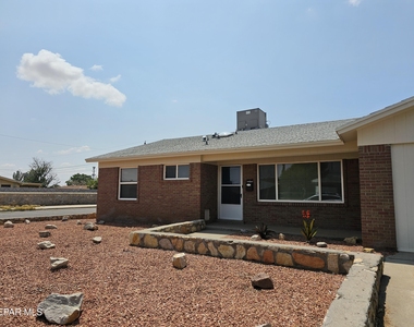 5644 Prince Edward Avenue - Photo Thumbnail 2