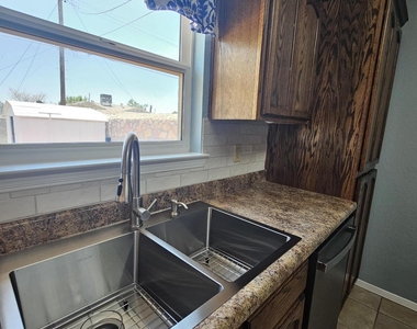 5644 Prince Edward Avenue - Photo Thumbnail 13