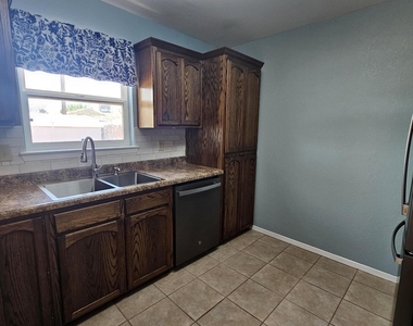 5644 Prince Edward Avenue - Photo Thumbnail 12