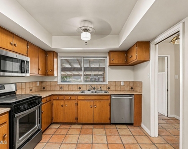 4233 Hampshire Lane - Photo Thumbnail 11