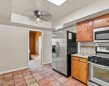 4233 Hampshire Lane - Photo Thumbnail 12
