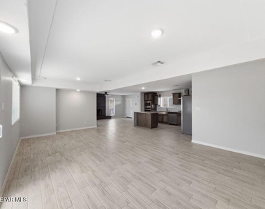 565 Gallagher Street - Photo Thumbnail 2