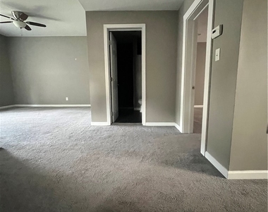1105 Riverside Dr - Photo Thumbnail 3