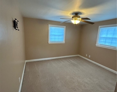 1061 Park Ave - Photo Thumbnail 11