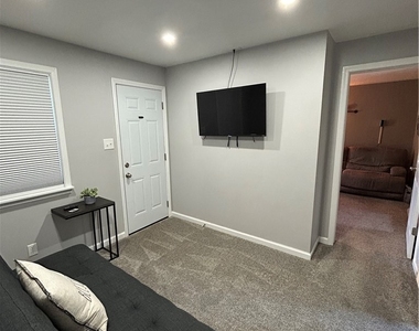 1061 Park Ave - Photo Thumbnail 8