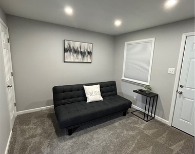 1061 Park Ave - Photo Thumbnail 7