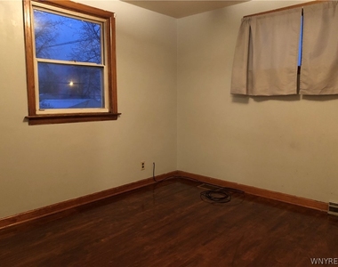 512 Cayuga Road - Photo Thumbnail 13