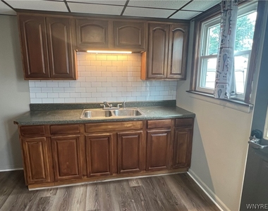 512 Cayuga Road - Photo Thumbnail 10