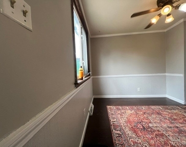 512 Cayuga Road - Photo Thumbnail 7