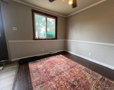 512 Cayuga Road - Photo Thumbnail 6