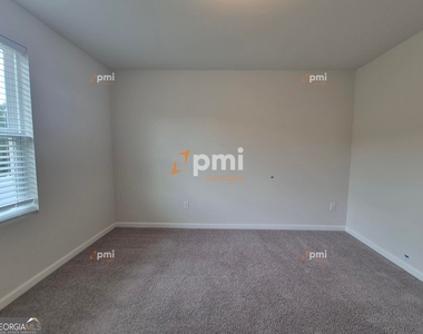 712 Maddux Drive - Photo Thumbnail 6
