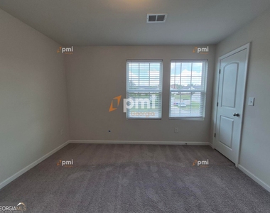 712 Maddux Drive - Photo Thumbnail 3
