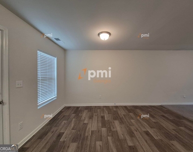 712 Maddux Drive - Photo Thumbnail 2
