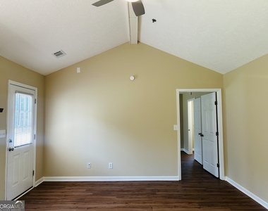 210 Shamrock Way - Photo Thumbnail 5