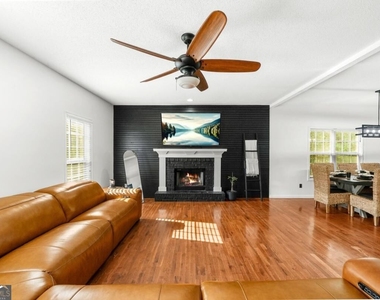 176 Oak Leaf Drive - Photo Thumbnail 3
