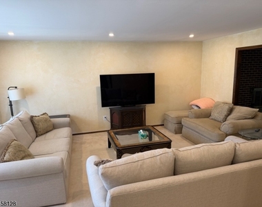 7 Glendale Ln - Photo Thumbnail 6