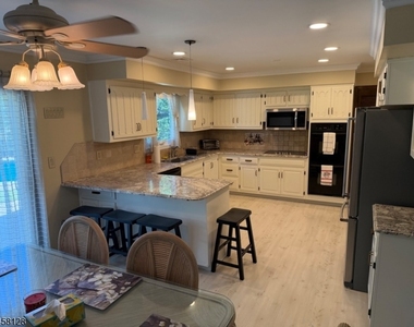 7 Glendale Ln - Photo Thumbnail 12