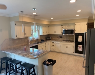 7 Glendale Ln - Photo Thumbnail 4