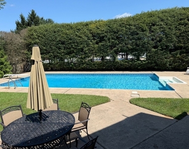 7 Glendale Ln - Photo Thumbnail 1