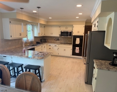 7 Glendale Ln - Photo Thumbnail 3