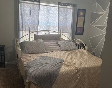 435 Laurel Boulevard - Photo Thumbnail 13