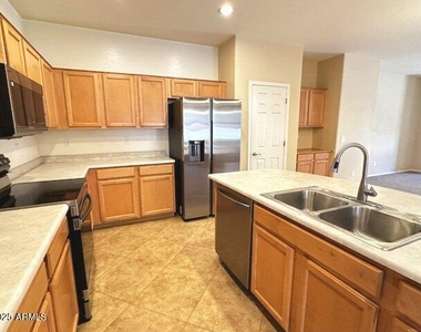 3131 E Silversmith Trail - Photo Thumbnail 5