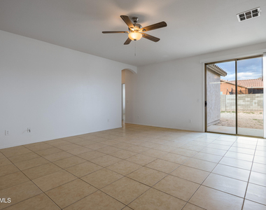 36496 W Pampoloma Avenue - Photo Thumbnail 3