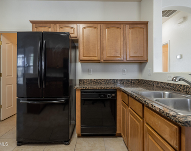36496 W Pampoloma Avenue - Photo Thumbnail 11