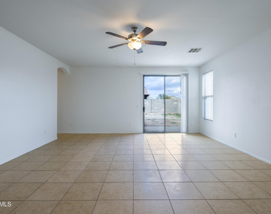 36496 W Pampoloma Avenue - Photo Thumbnail 4