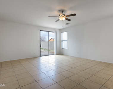 36496 W Pampoloma Avenue - Photo Thumbnail 5
