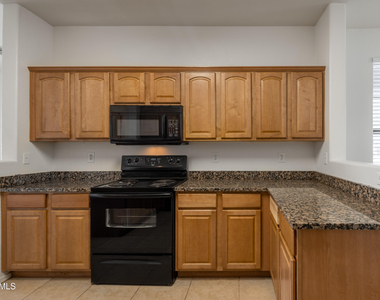 36496 W Pampoloma Avenue - Photo Thumbnail 10