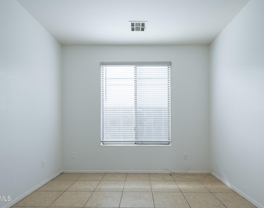 36496 W Pampoloma Avenue - Photo Thumbnail 21