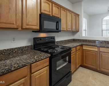 36496 W Pampoloma Avenue - Photo Thumbnail 13