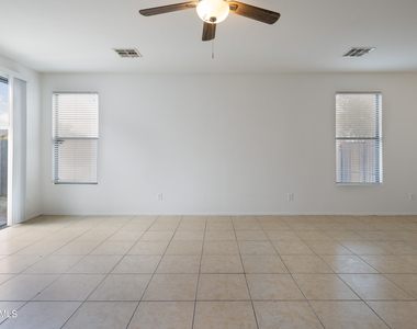 36496 W Pampoloma Avenue - Photo Thumbnail 9