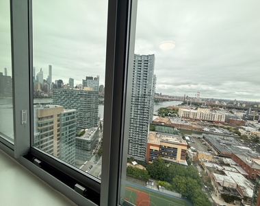 Center Boulevard - Photo Thumbnail 2