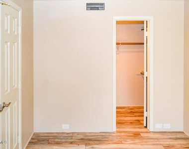 5023 E Siesta Drive - Photo Thumbnail 6