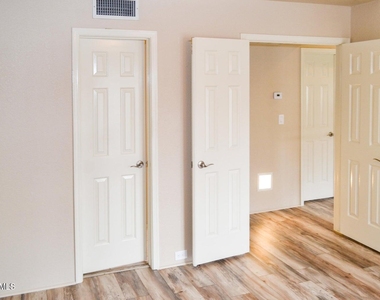 5023 E Siesta Drive - Photo Thumbnail 9