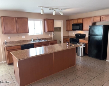 7123 N 72nd Drive - Photo Thumbnail 4