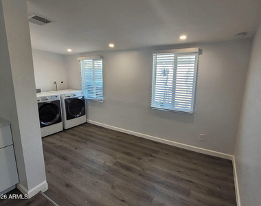 1445 E Taylor Street - Photo Thumbnail 6