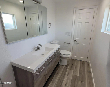 1445 E Taylor Street - Photo Thumbnail 10