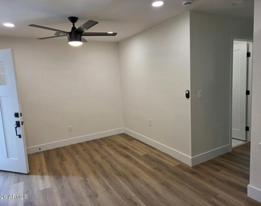 824 N 11th Avenue - Photo Thumbnail 4