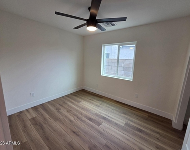 824 N 11th Avenue - Photo Thumbnail 8