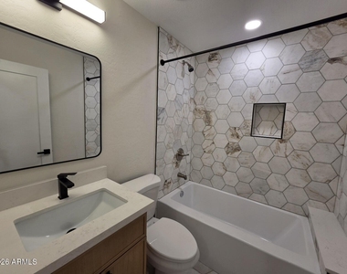 824 N 11th Avenue - Photo Thumbnail 7