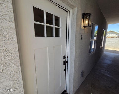 824 N 11th Avenue - Photo Thumbnail 2